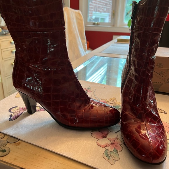 La Canadienne Snake Embossed Boots in Dark Red. Sz8 - Picture 2 of 14